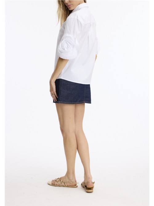 Camisa LEO Y UGO, de mujer color blanco y con flor en la manga JE908 2